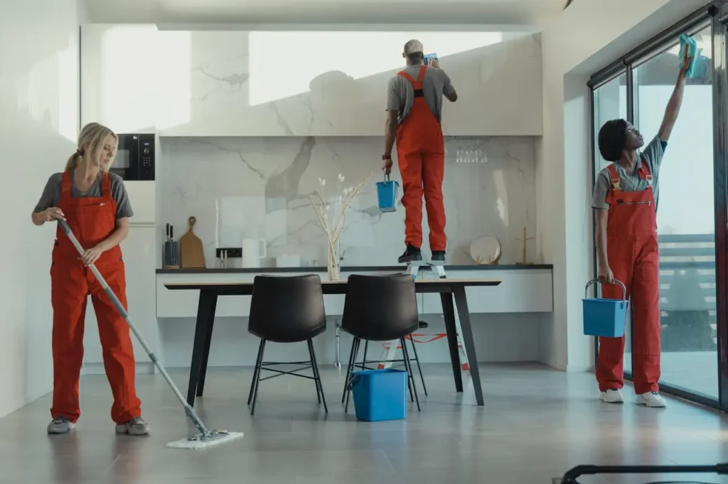 Equipa profissional de limpeza a preparar alojamento Airbnb em Lisboa